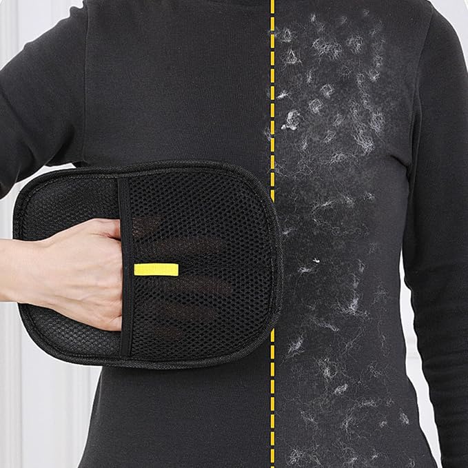 Guanto spazzola Miauwsy che rimuove i peli da un maglione nero, prima e dopo